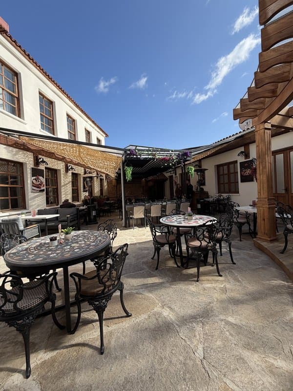Divlit Cafe & Restaurant